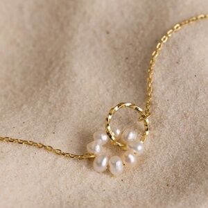Interlocking Pearl Necklace
